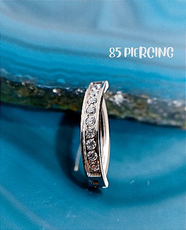 NAVEL TITÂNIO ZIRCÔNIAS CRAVEJADAS