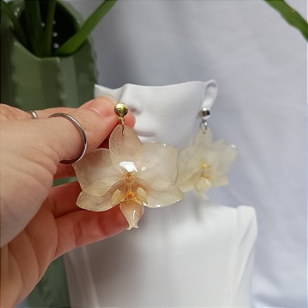 Brinco Curto Clara - Orquídea Natural Preservada em Resina