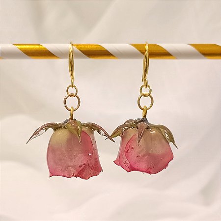 Brinco Longo Mainha - Rosa Natural Preservada em Resina