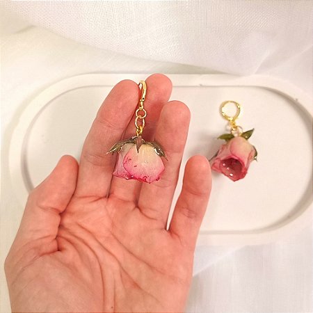 Brinco Mainha - Rosa Natural Preservada em Resina