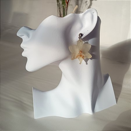Brinco Branco Curto - Orquídea Natural Preservada em Resina