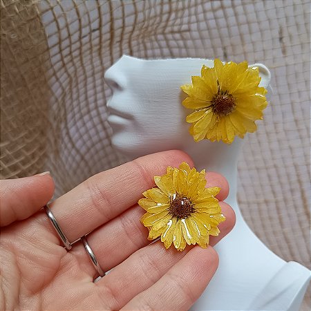 Brinco Pino - Mini Margarida Natural Preservada em Resina