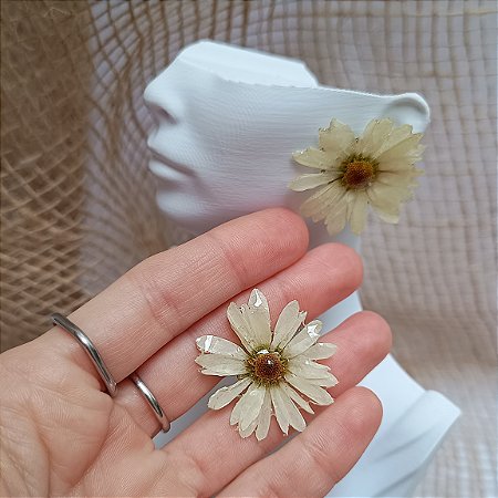 Brinco Pino - Mini Margarida Natural Preservada em Resina