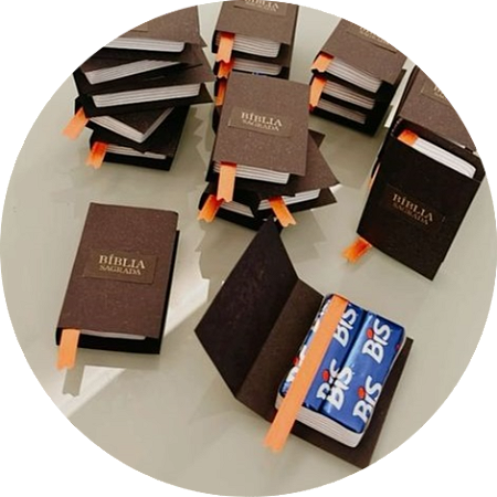 Mini bíblia com 2 chocolates bis