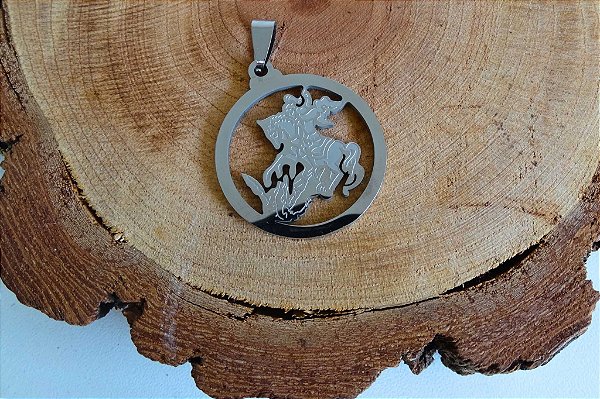 Pingente Inox Medalha de São Jorge: Escudo de Força, Coragem e Vitória