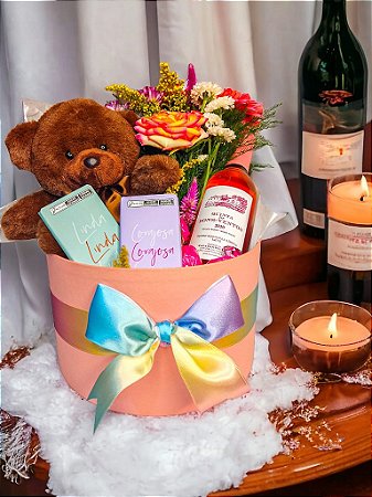 Cesta com Vinho, Chocolates, Flores e Pelúcia Dia da Mulher