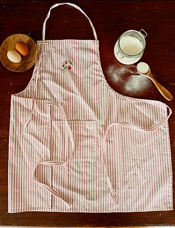 Avental listrado com aplicação de morangos