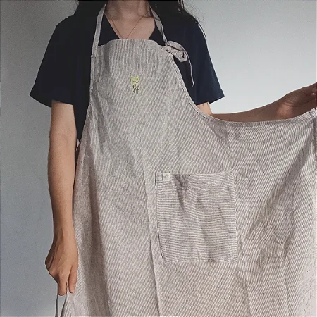 Avental listrado marrom com aplicação flores