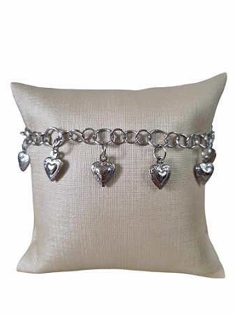 Pulseira Cecilia com pingente de corações
