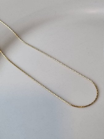 Colar trabalhado dourado fino