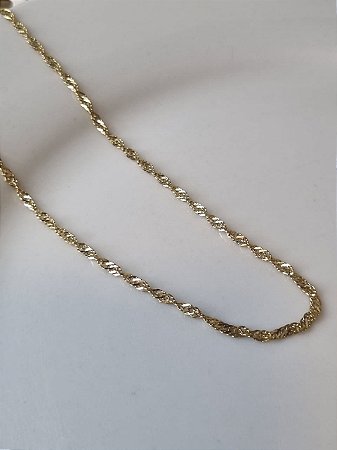 Colar torcido dourado