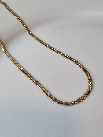 Colar de fita trabalhada dourado