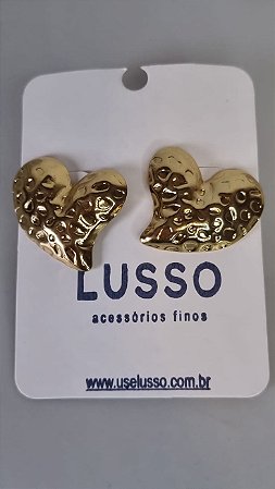 Brinco inox dourado G com pingente de coração martelado