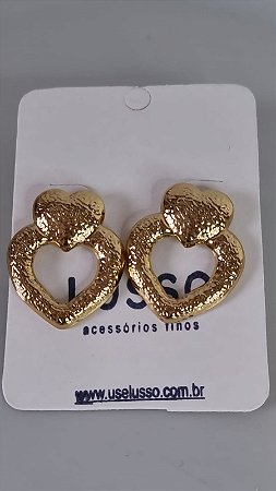Brinco inox dourado G com pingente de coração duplo