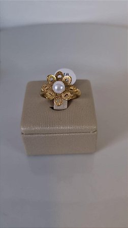 Anel inox dourado com flor e pérola