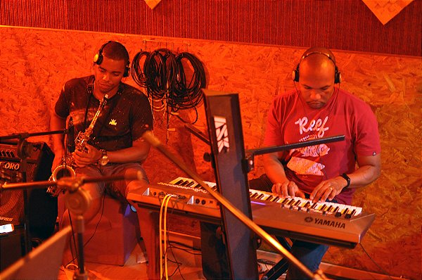 Produção musical e arranjo inédito (cada música / banda da gravadora)