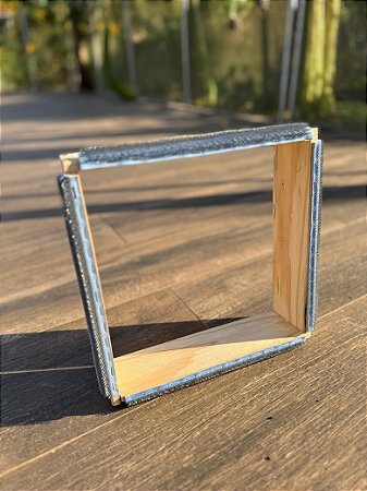 Bastidor 15x15 cm com gripper strip para punch needle