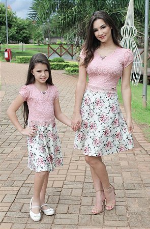 vestido de piquet com renda
