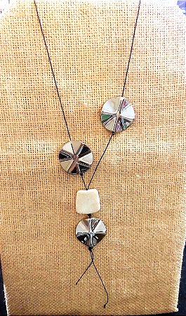 Colar Letícia - longo regulável com detalhe marrom dourado