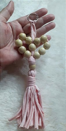 Chaveiro Coração em Fio de Malha e Contas de Madeira