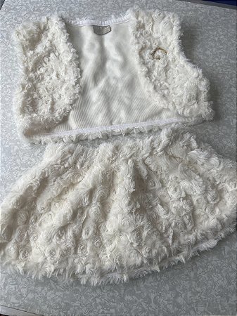 Conjunto de saia (com shortinho) e colete de pelinhos