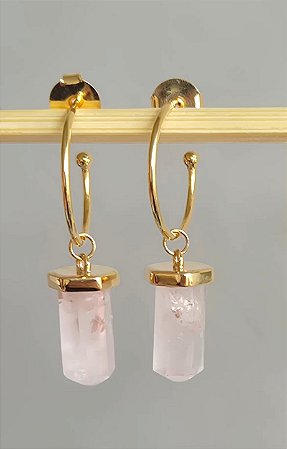 Argola com pingente biponta de quartzo rosa