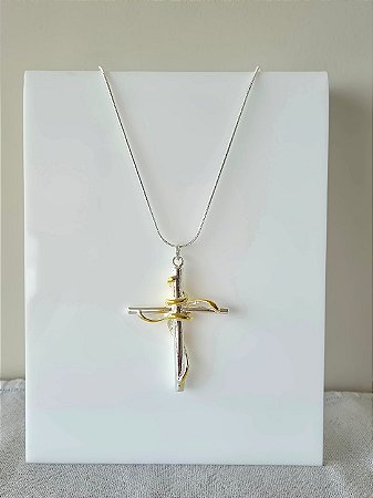 Colar com pingente de cruz