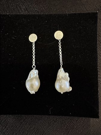 Brinco Pendente com Pérola Barroca