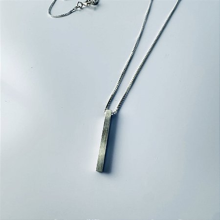 Colar com pingente barra