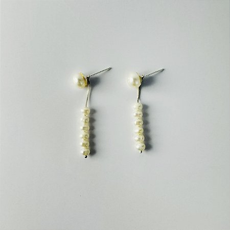 Brinco pérolas com fio