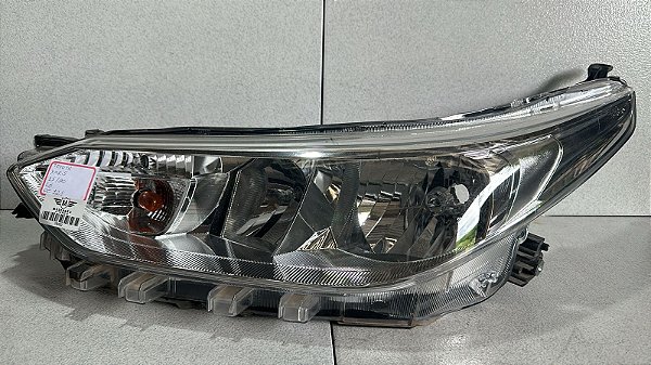 Farol Esquerdo Toyota Yaris 2015 a 2020  Cromado