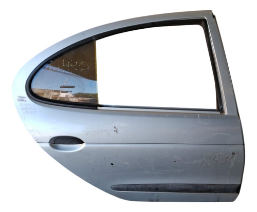 Porta Traseira Direita Renault Megane 2000 A 2005 Detalhe