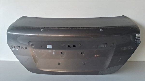 Tampa Traseira Nissan Versa Sedan 2011 a 2018 Com detalhe