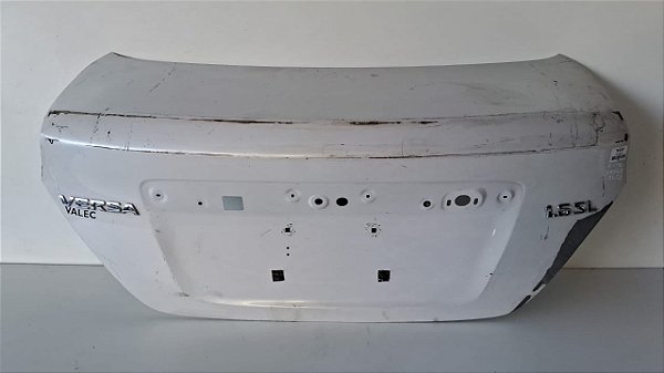Tampa Traseira Nissan Versa Sedan 2011 a 2018 Com detalhe