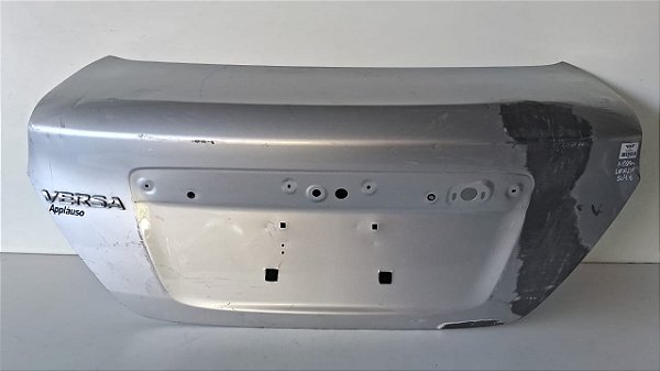 Tampa Traseira Nissan Versa Sedan 2011 a 2018 Com detalhe