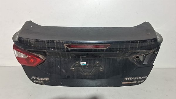 Tampa Traseira Sedan Ford Focus titanium 2014 a 2016 detalhe