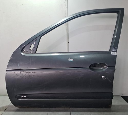 Porta Dianteira Esquerda Renault Megane 1998 a 2005 detalhe