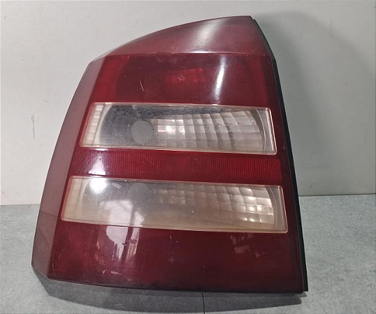 Lanterna  Esquerdo Gm Astra Hatch 2003 a 2012 tampa detalhe