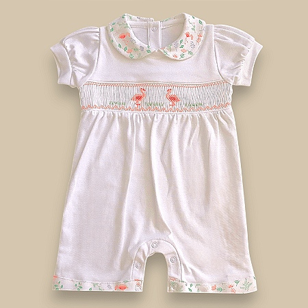 Macaquinho Smock Flamingo Rosa - Branco Liso