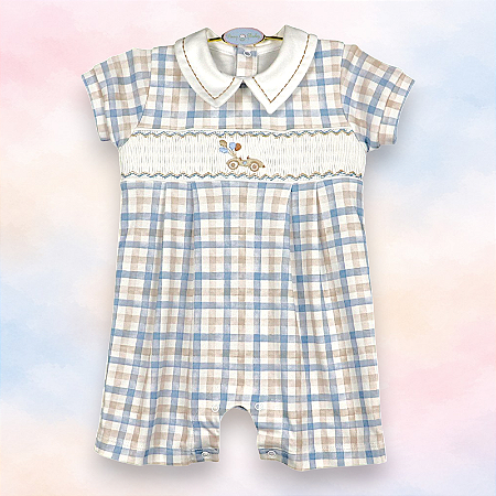 Macaquinho Smock Carrinho com Balões - Gola Off-White Pontilhada Fundo Xadrez Azul e Bege