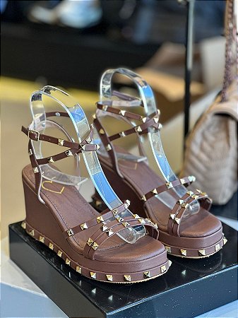 SANDALIA ANABELA COM TACHAS