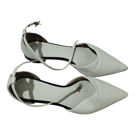 Scarpin Branco com Tira no Tornozelo – Elegante e Moderno