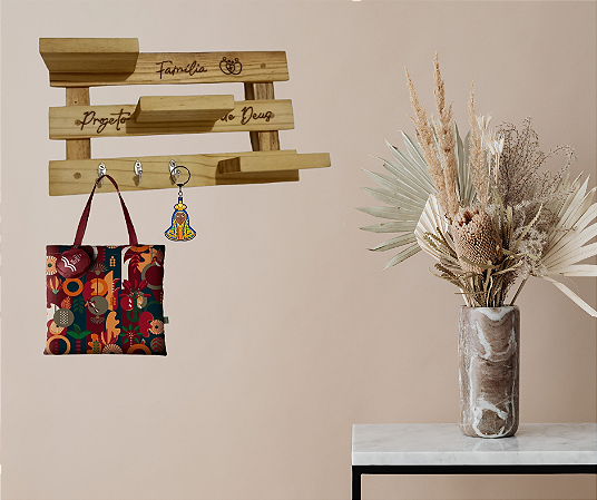 Prateleira e porta chaves em madeira.