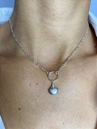 Colar Círculo Vazado com Concha em Prata 925