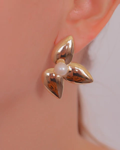 Brinco Flor com Pérola no Meio