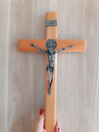 Crucifixo de Parede em Madeira com Cristo em Prata Velha