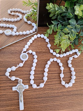 Terço Branco com Contas em Formato de Rosas – Devoção que Floresce