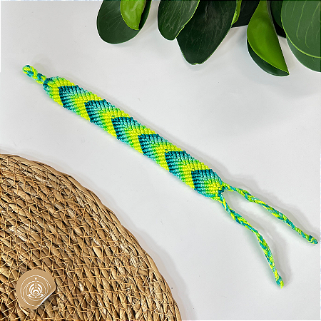 Pulseira Indígena de Linha: proteção, tradição e conexão viva com a sabedoria da floresta