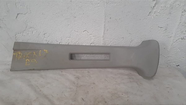 Acabamento da Coluna Lado Esquerdo Chevrolet Tracker GV2 2.0 — 2001 a 2008