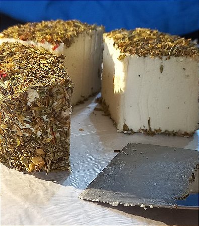 Queijana Curada Ervas